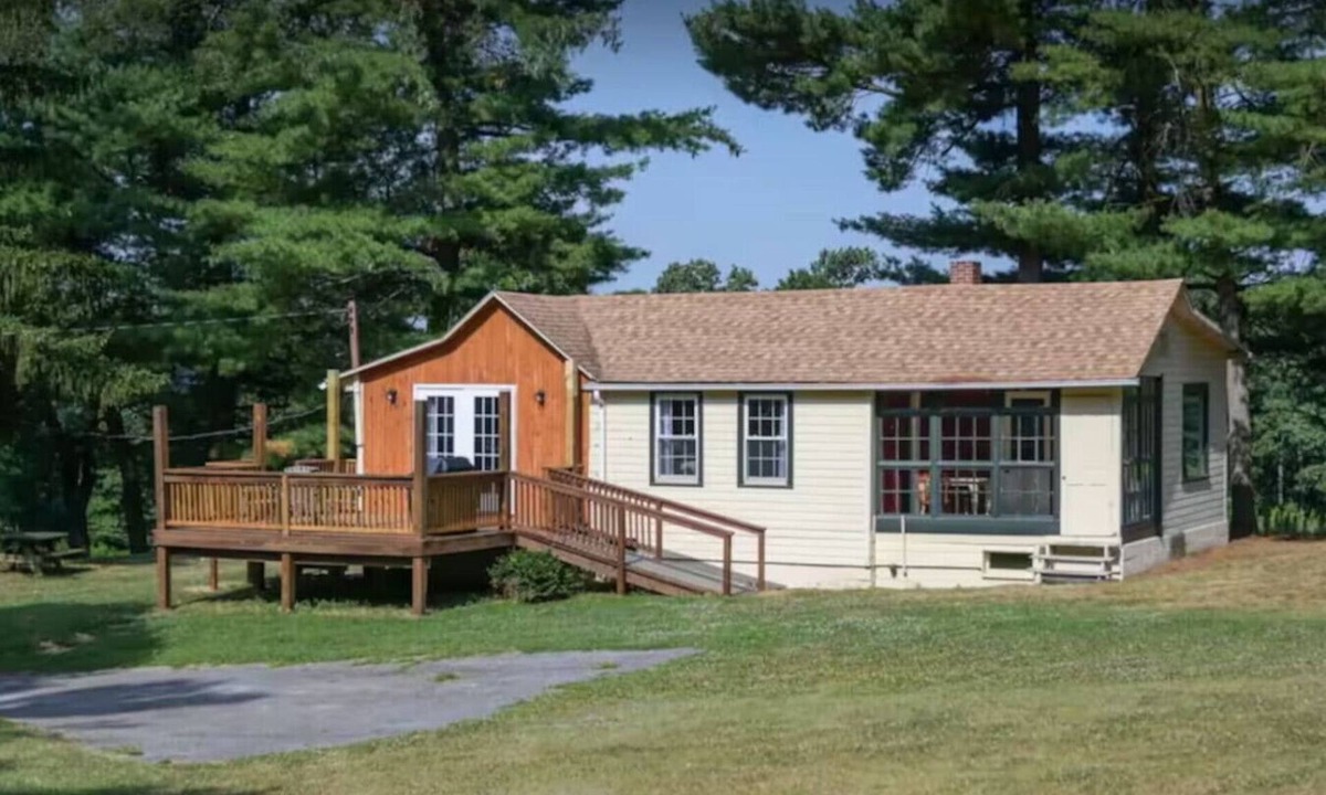 Halifax Cabin | White Squirrel Farm | Cozy Cabin-Nature-Wildlife