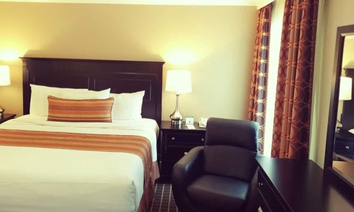 West Orange Hotel | Wilshire Grand Hotel. Quiet Studio for Easy Escape