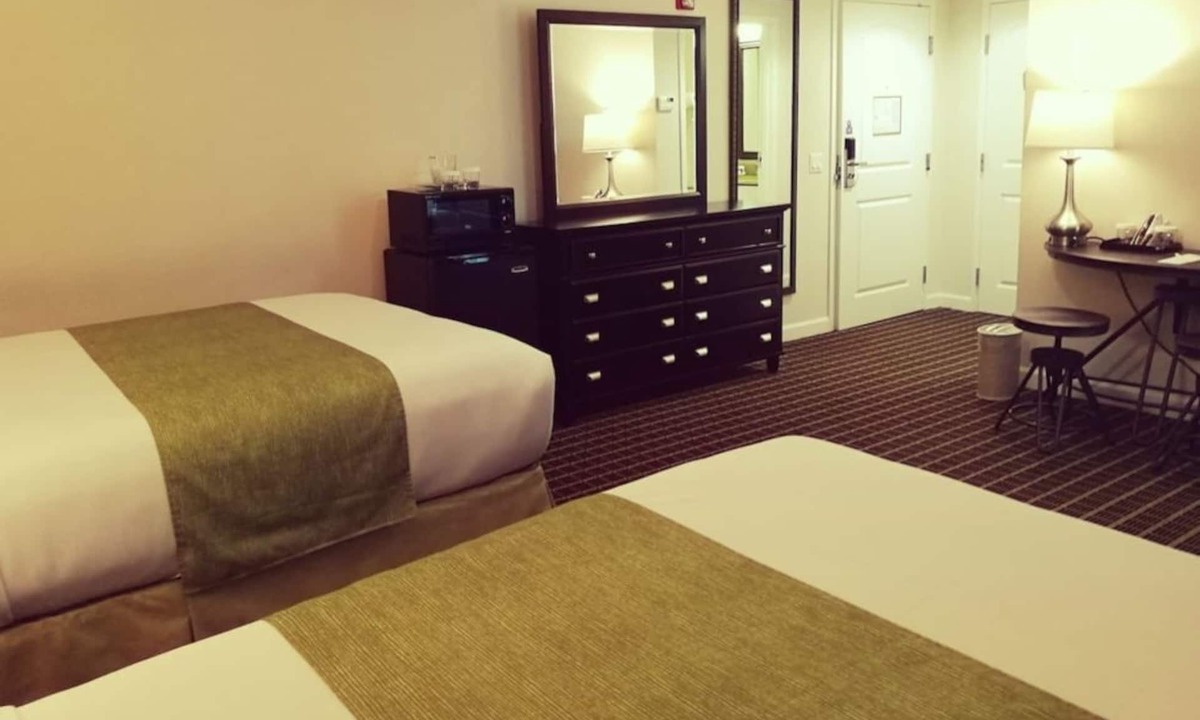 West Orange Hotel | Wilshire Grand Hotel Cozy Studio with Garden View