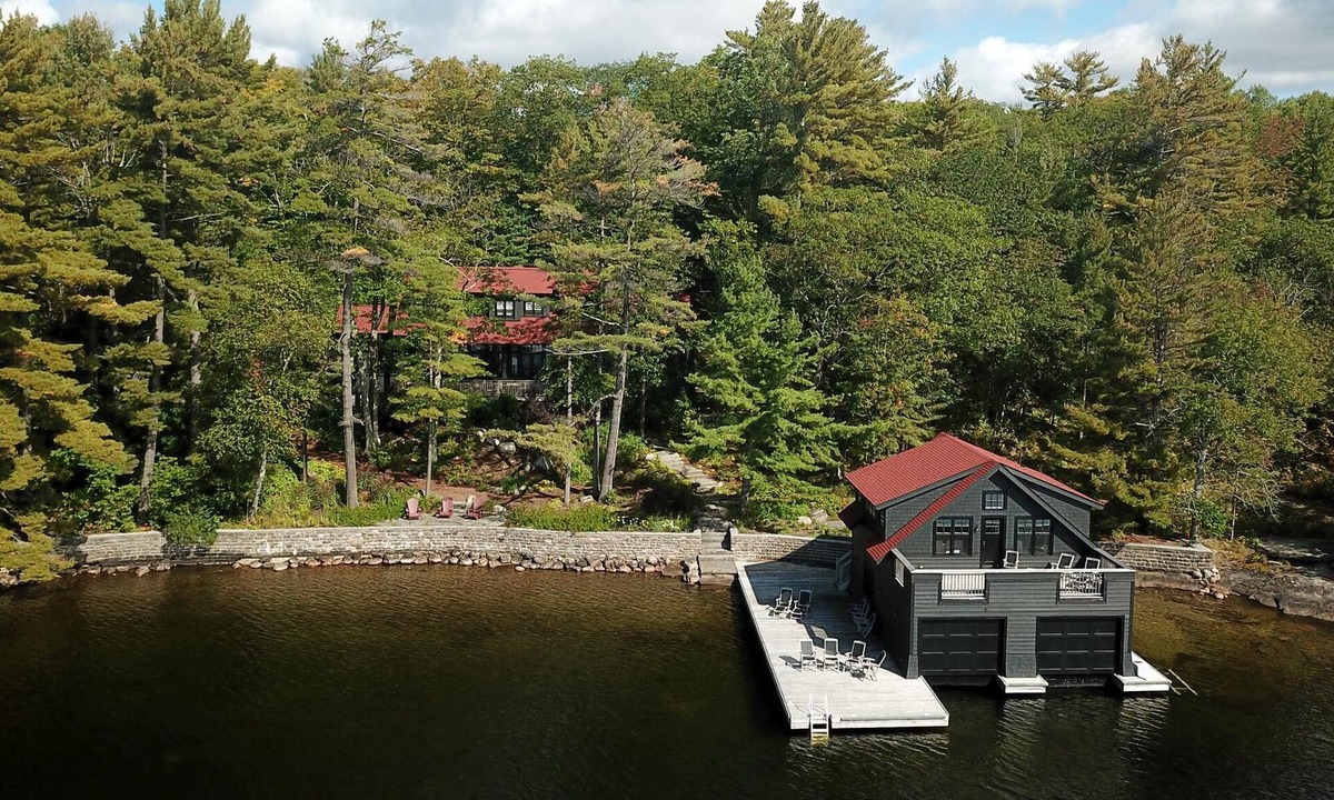 Windermere Cottage | Windermere! South! Private! Wallsend is Muskoka Classic Luxury!
