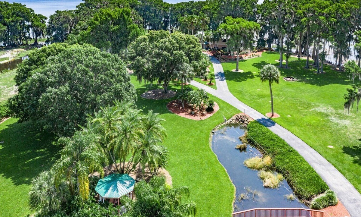 Highland House | Windy Point Estate - On Lake Istokpoga-5bdr. 5 1/2bath 7 beds. Amazing grounds