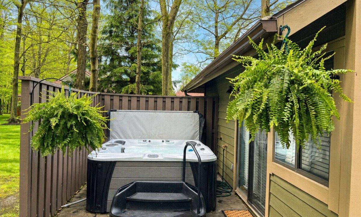 Jefferson Township House | Winter Retreat | Hot Tub & Fireplace