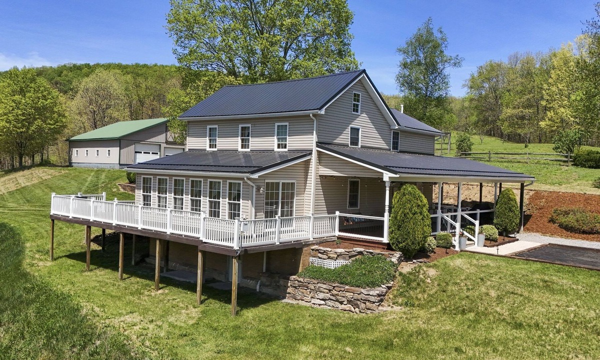 Schellsburg House | Wrap-A-Round Farmhouse :Peaceful Mountain Retreat