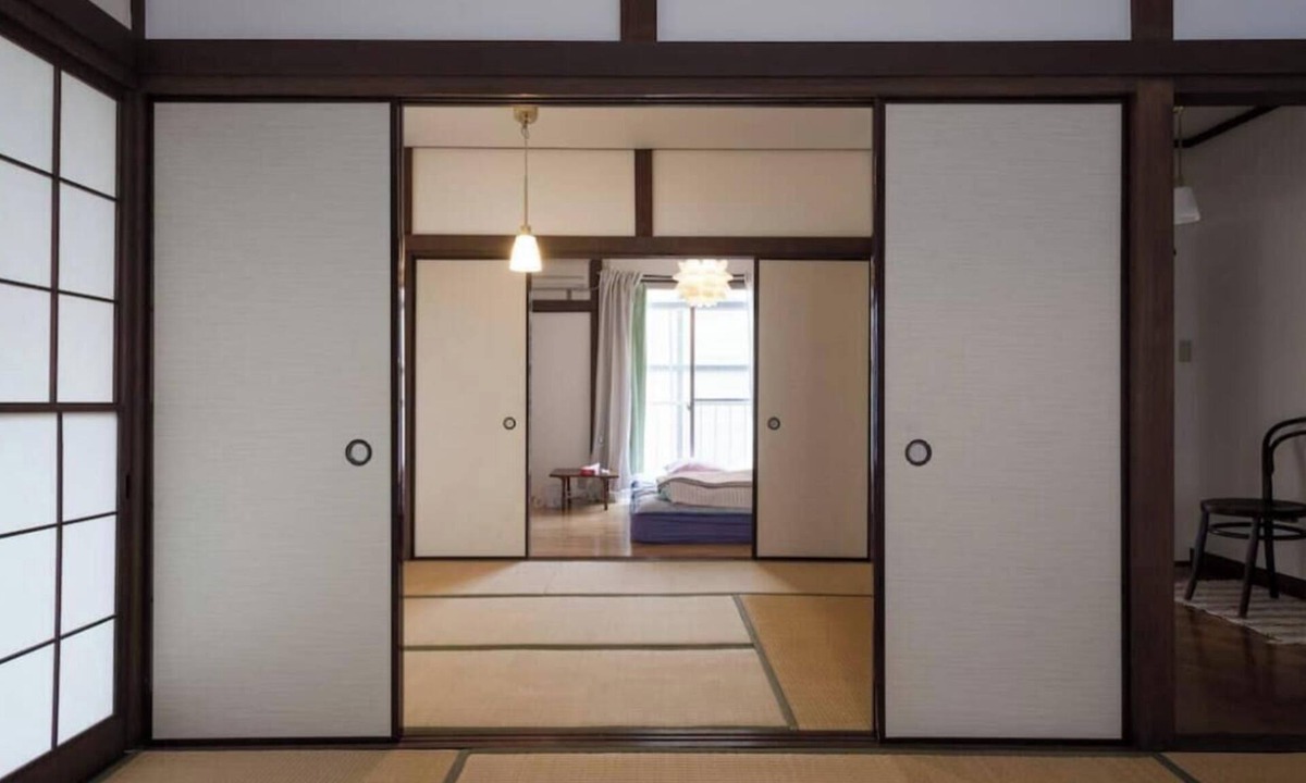 Taito House | Yanesen Traditional Nagaya House A traditional Nagaya house in Yanesen, a traditional tenement house in Yanesen, where you can experience the good old downtown area. 3-minute walk from Nezu Station, family oriented.