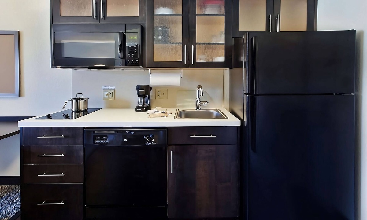 Horsham House | Your Home Away From Home! Free Parking, Pets Allowed, Near Speed Raceway