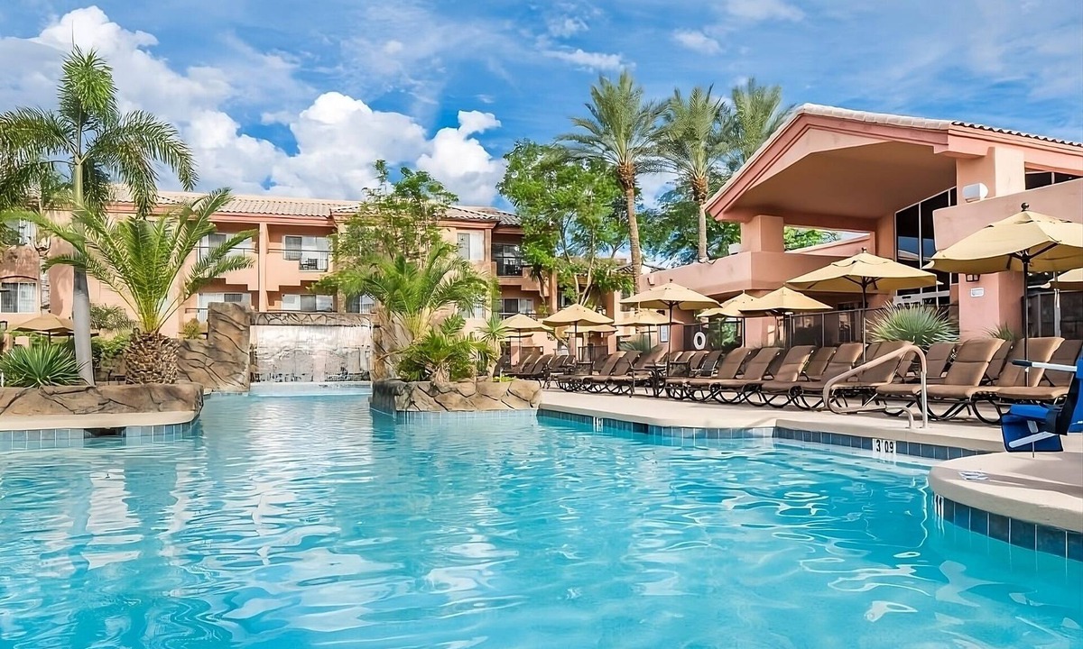 North Scottsdale Hotel | Your Home Away from Home! Outdoor Swimming Pool, Full Kitchen, Free Parking!