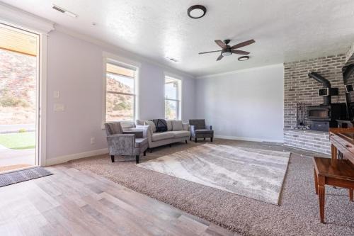 Colorado City Ski Chalet | Zion Vista Poolside Manor Sauna Golf Gym