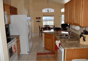 10 Min From Disney,wi-fi,netflix, gas heated private pool,2 masterbed, sleeps 8