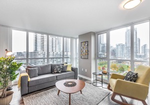 1100sf corner unit/2BR+2BA/3beds/Amazing CN&Park views /free parking/wifi