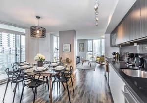 1100sf corner unit/2BR+2BA/3beds/Amazing CN&Park views /free parking/wifi