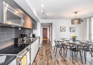 1100sf corner unit/2BR+2BA/3beds/Amazing CN&Park views /free parking/wifi