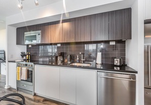 1100sf corner unit/2BR+2BA/3beds/Amazing CN&Park views /free parking/wifi