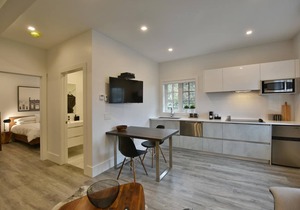204, 1 Bedroom - Downtown Collingwood, Luxury Boutique Hotel.