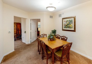 2nd floor condo w/ gym, shared pools, balcony, sauna, hot tub, near theme parks