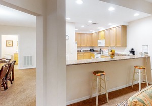 2nd floor condo w/ gym, shared pools, balcony, sauna, hot tub, near theme parks