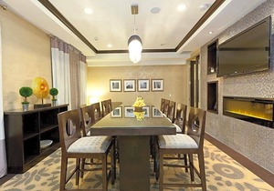 3-Star Hotel ∙ Hilton Garden Inn Toronto/Brampton