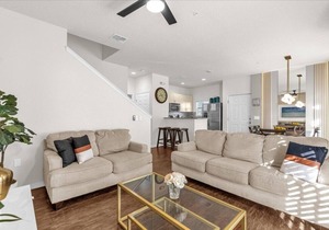 4 Bedrooms/3 Bathrooms/Lucaya Village (25-108)