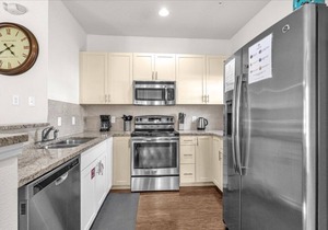 4 Bedrooms/3 Bathrooms/Lucaya Village (25-108)