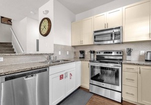 4 Bedrooms/3 Bathrooms/Lucaya Village (25-108)