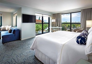 4-Star Hotel ∙ Walt Disney World Swan Resort