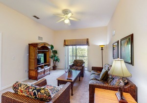 5th floor condo w/ shared pools, sauna, hot tub, balcony, gym, near theme parks