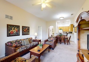 5th floor condo w/ shared pools, sauna, hot tub, balcony, gym, near theme parks