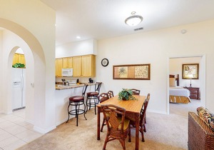 5th floor condo w/ shared pools, sauna, hot tub, balcony, gym, near theme parks