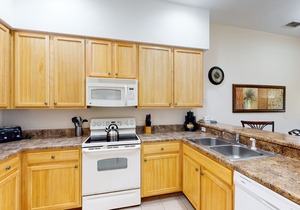 5th floor condo w/ shared pools, sauna, hot tub, balcony, gym, near theme parks