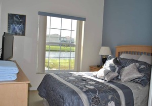 6BR Luxury house-South Facing Private Pool, on a lake, hot-tub, BBQ, near Disney