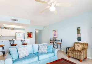 6th-floor Gulf-front condo with views - close to entertainment