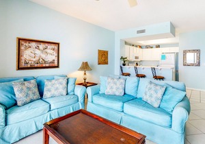 6th-floor Gulf-front condo with views - close to entertainment
