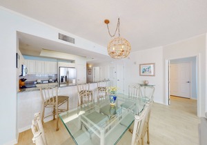 7th Floor Gulf-Front Condo w/Views, Close To Local Restaurants