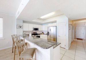 7th Floor Gulf-Front Condo w/Views, Close To Local Restaurants
