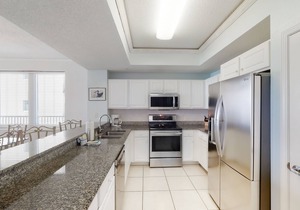 7th Floor Gulf-Front Condo w/Views, Close To Local Restaurants