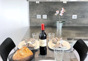 Arc de Triomphe modern studio stay