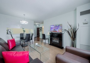 Bay St. Penthouse 1 Bdrm condo Sleeps 4 Free Parking Walk to Sick Kids Hospital