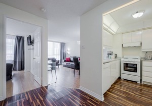 Bay St. Penthouse 1 Bdrm condo Sleeps 4 Free Parking Walk to Sick Kids Hospital