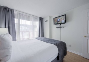 Bay St. Penthouse 1 Bedroom 1 Bathroom condo Sleeps 4 Walk to Sick Kids Hospital