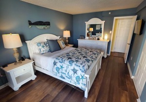 Beautiful 1 Bedroom Condo Steps from the Beach!