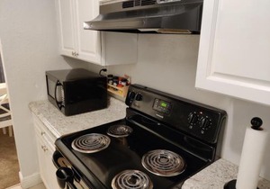 Beautiful 2-Bedroom Condo Near Universal and other Orlando Attractions, King Bed & Wi-Fi