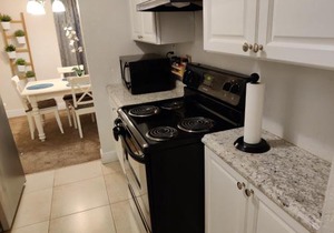 Beautiful 2-Bedroom Condo Near Universal and other Orlando Attractions, King Bed & Wi-Fi