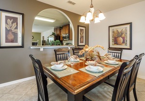 Beautiful 6 Bedroom Home, 6 Miles from Disney World, South Facing Pool