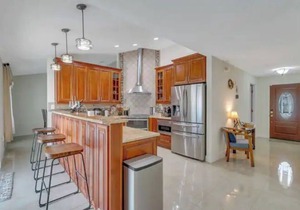 Beautiful family vacation home with pool & jacuzzi10 miles from Disney!
