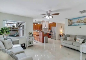 Beautiful family vacation home with pool & jacuzzi10 miles from Disney!