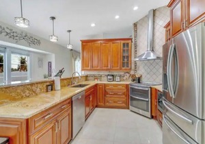 Beautiful family vacation home with pool & jacuzzi10 miles from Disney!