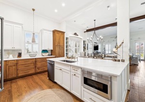 Book Now for Fall! Carriage House! Wine Cooler! Gourmet Kitchen. Screened Porch! Swing Bed!