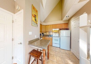 Bright, lofty condo w/2 decks & shared pool, tennis - walk to lift