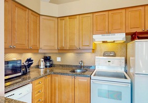 Bright, lofty condo w/2 decks & shared pool, tennis - walk to lift