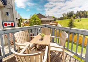 Bright, lofty condo w/2 decks & shared pool, tennis - walk to lift
