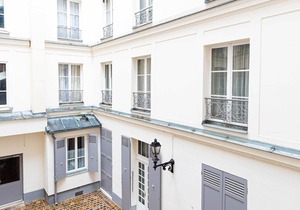 Bright Whites on Pereire Promenade, by Veeve